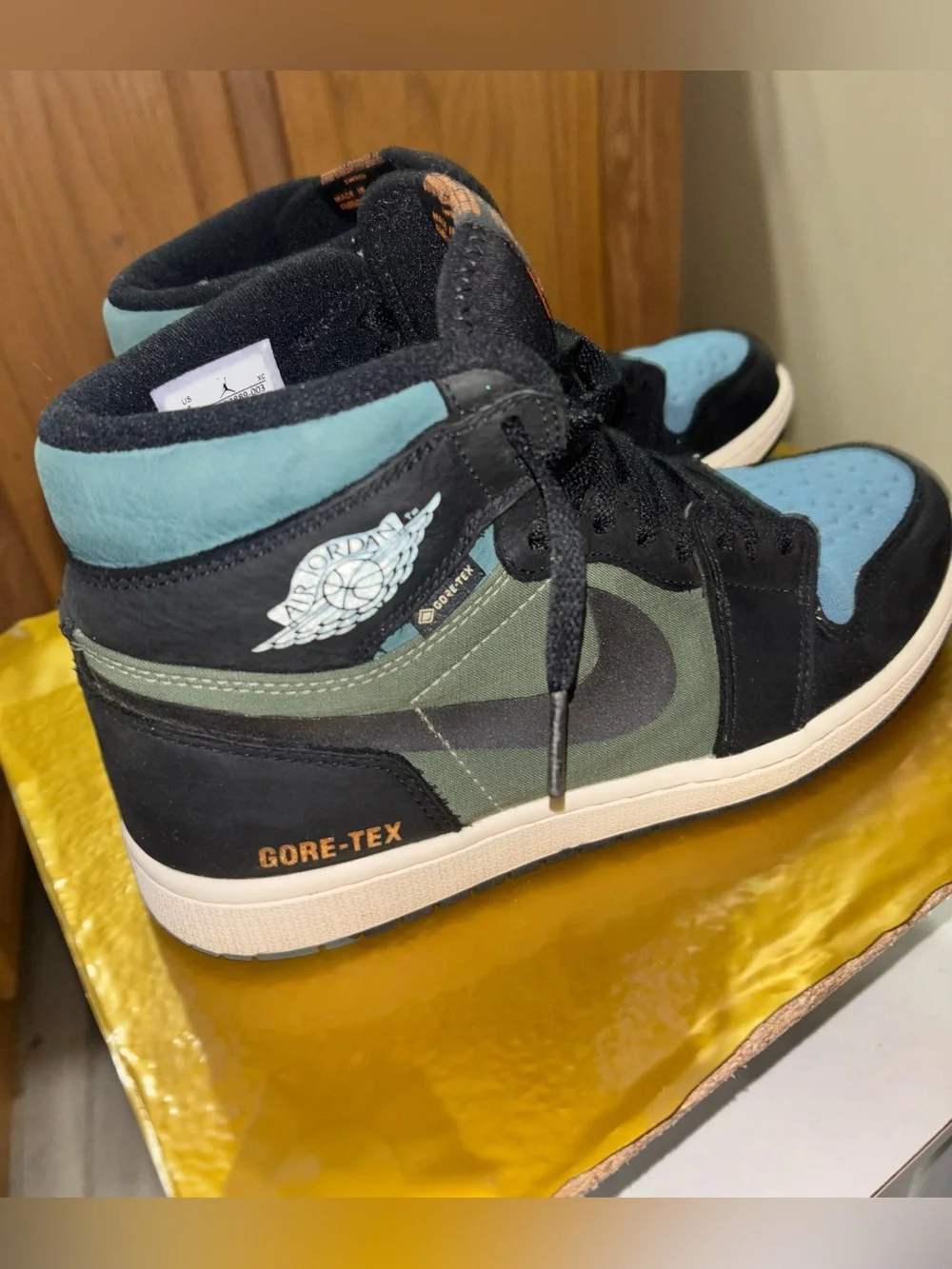 Jordan Men's Air Jordan 1 High in Teal/Olive/Black